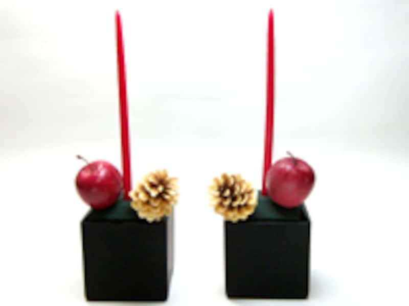 松ぼっくりと姫リンゴを配置する