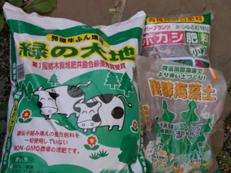 左から時計回りに、牛ふん・有機質肥料・海藻腐葉土