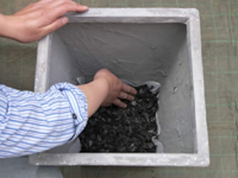 鉢底に炭を敷く