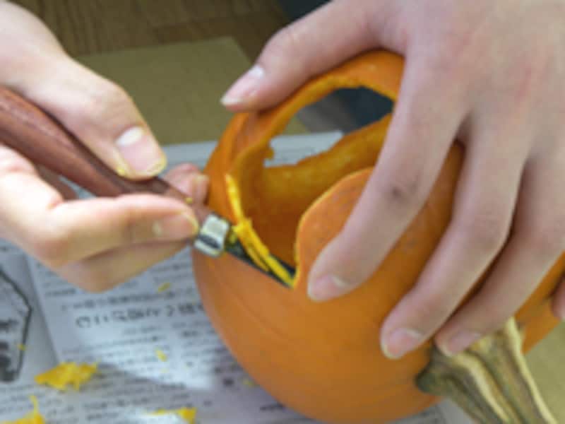 お化けカボチャを彫る