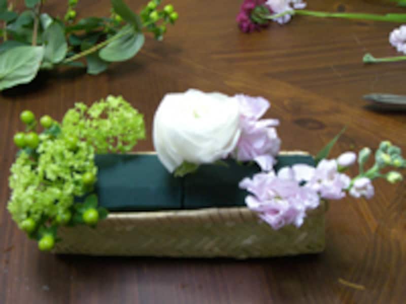 花を活けはじめる