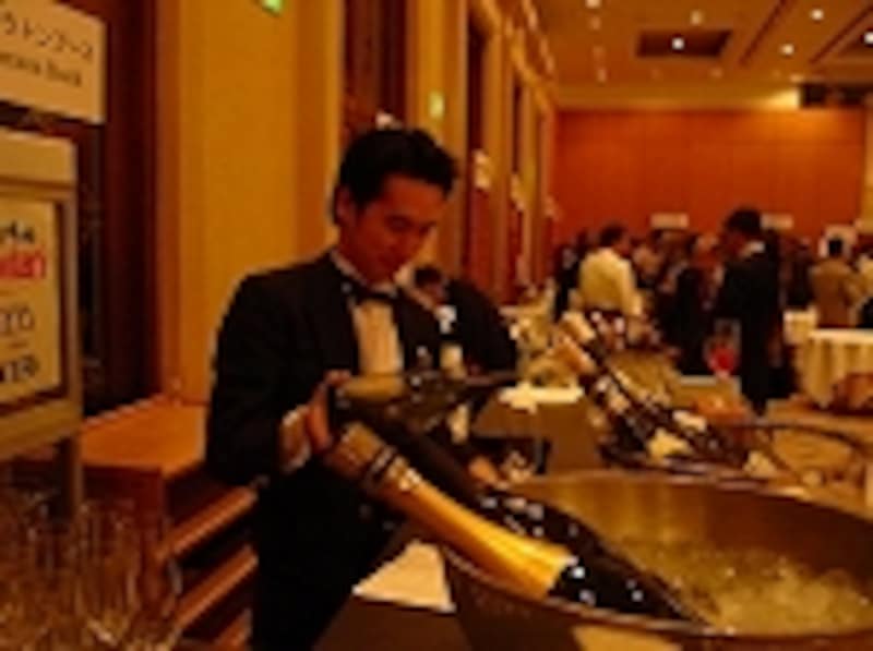 男性がボトルを持つ