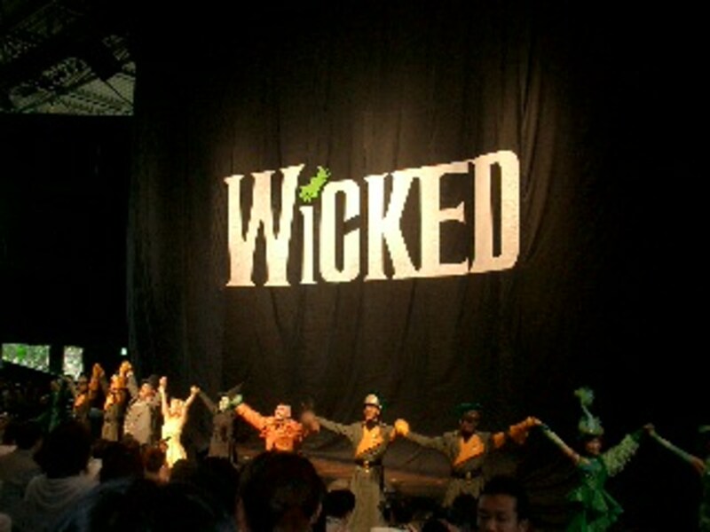 ウィケッドの文字のある舞台