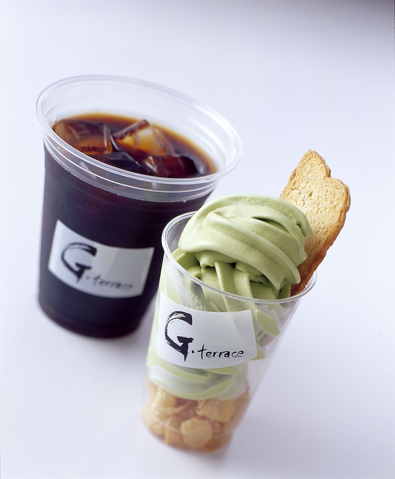 ソフトドリンクもビールもカクテルもあります。