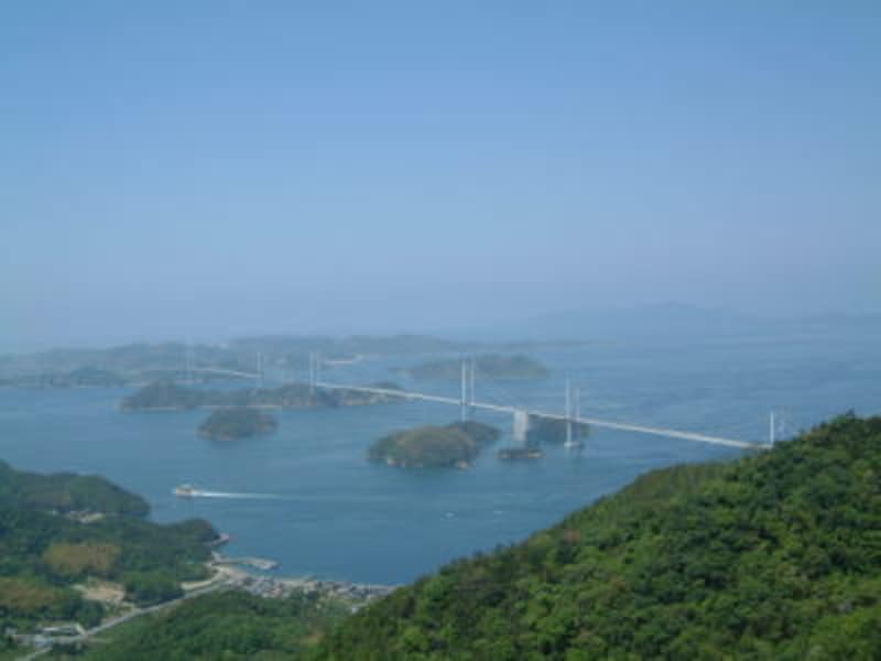 亀老山展望台から眺める来島海峡大橋と瀬戸内海