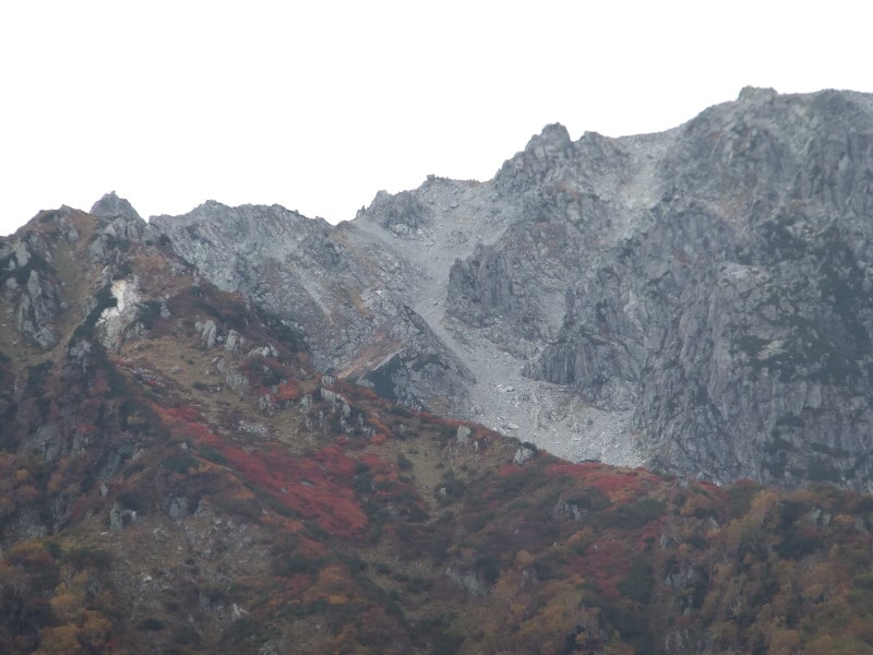 黒部ダムから望む紅葉(1)