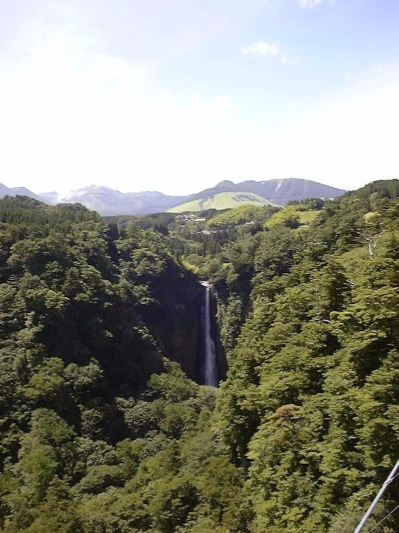 九重"夢"大吊橋から震動の滝を望む(1)
