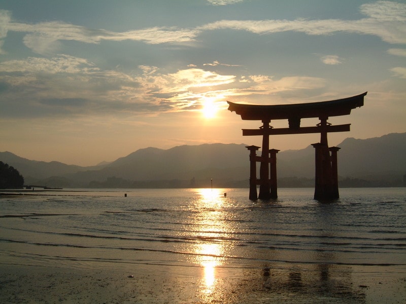 嚴島神社(9)/大鳥居越しに沈む夕陽