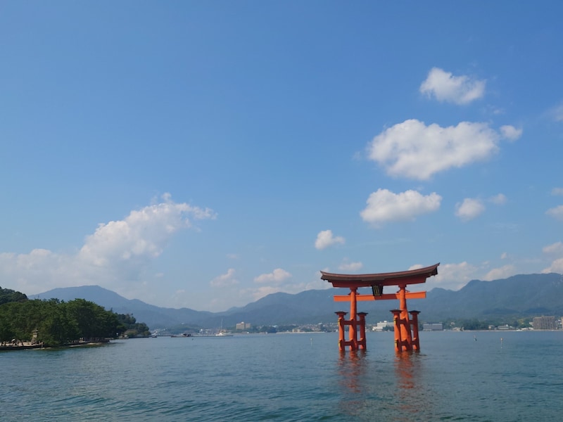 嚴島神社（10）／青空と青い海に映える朱塗りの大鳥居