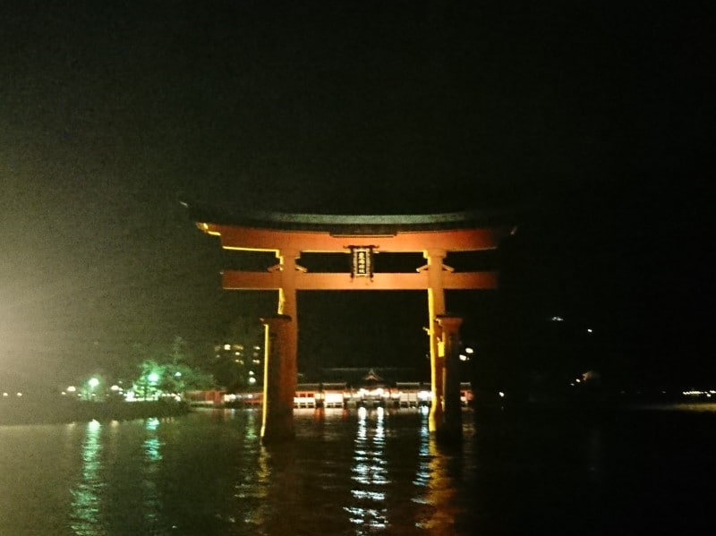 宮島参拝遊覧船(2)/夜の海から大鳥居と嚴島神社平舞台を眺める