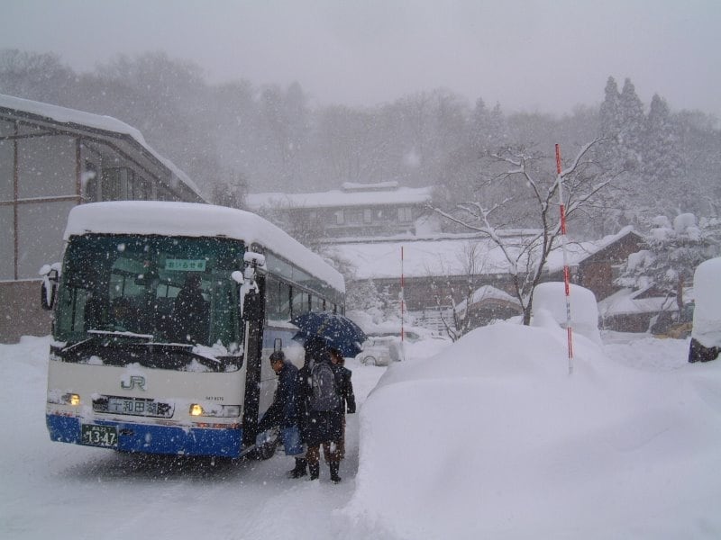 冬季運休となった奥入瀬渓流、十和田湖へ向かうJRバス