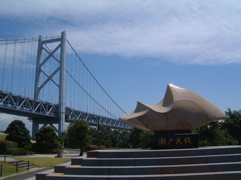 与島プラザ前のモニュメント