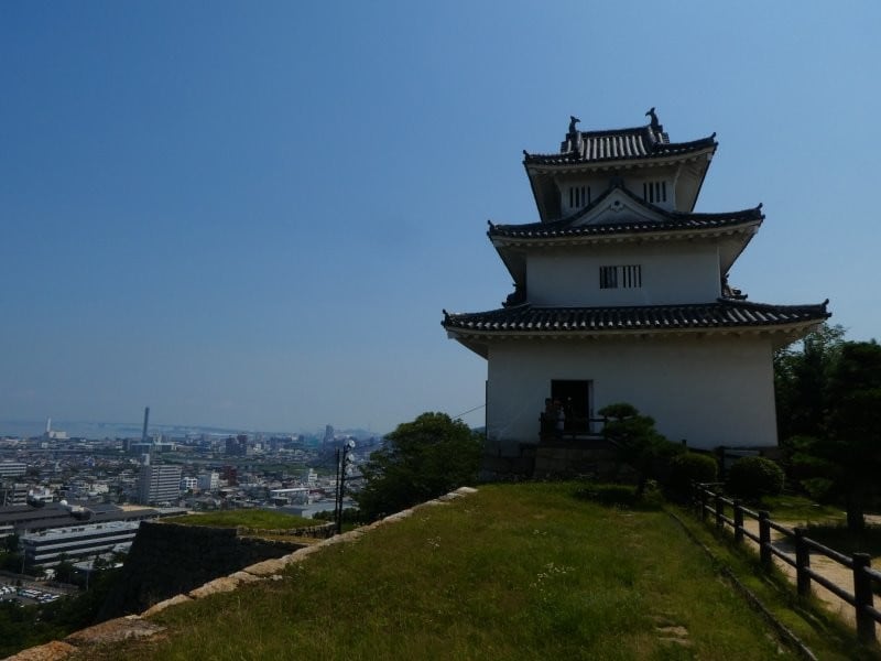 丸亀城と瀬戸大橋