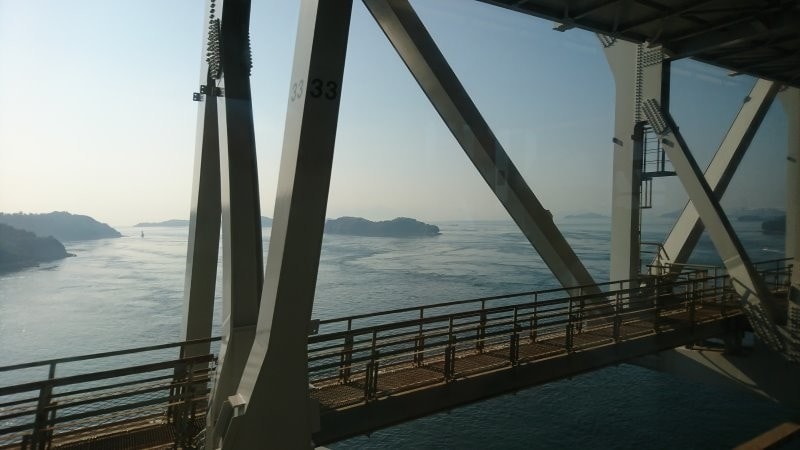 瀬戸大橋を渡る快速 マリンライナーからの車窓