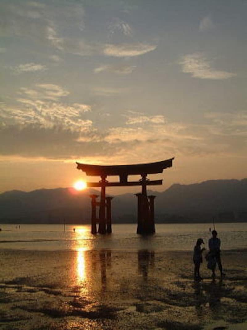 厳島神社・大鳥居のバックに沈む夕陽