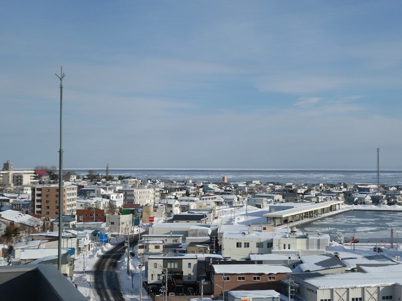 紋別の街並みと流氷