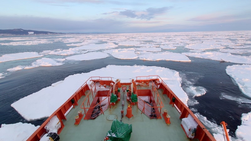 流氷帯を進むガリンコ号III IMERU