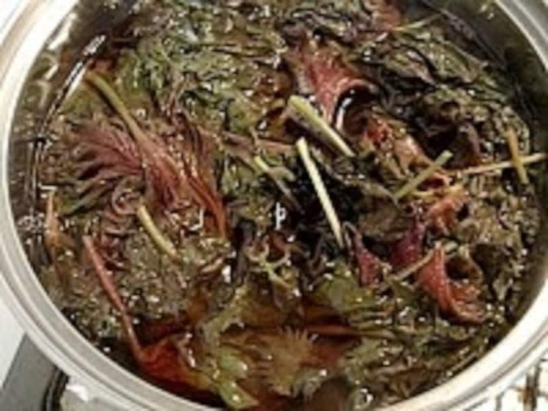 水洗いした葉を入れて煮出す