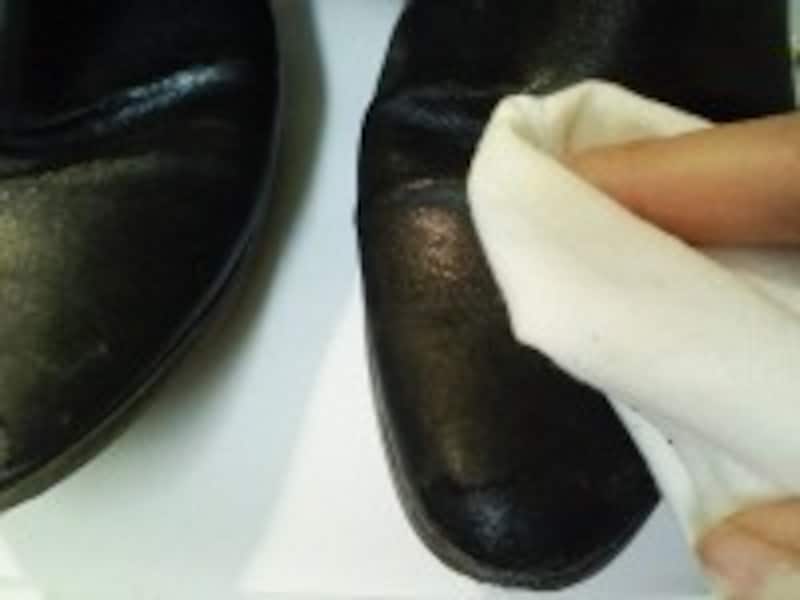 汚れた靴をクレヨンで補修