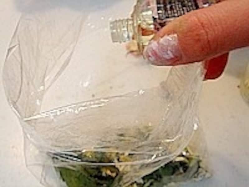 ドライポプリの作り方・手順2。乾いた花たちを袋に入れて、好みのエッセンシャルオイルを数滴垂らします