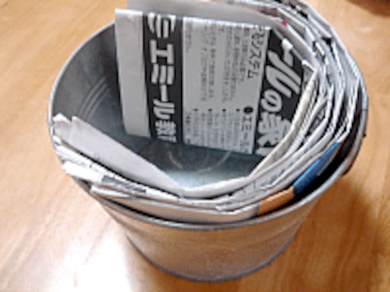 古新聞を4つ切りに