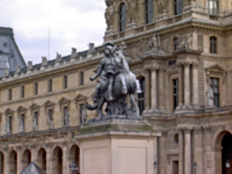 ナポレオン像とルーヴル美術館