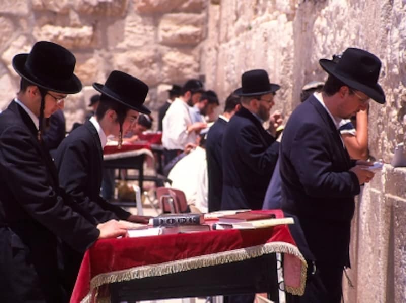 嘆きの壁で祈りを捧げるユダヤ教正統派