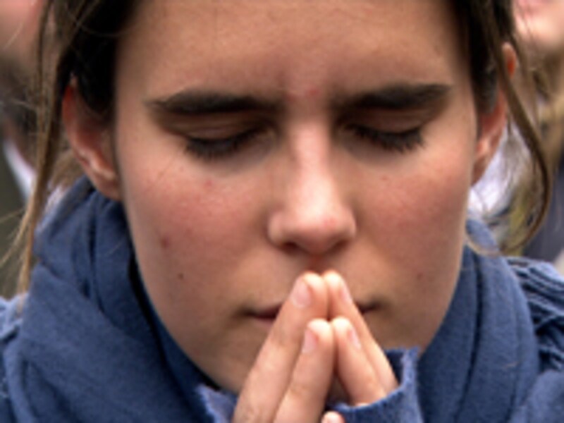 バチカンで祈る女性