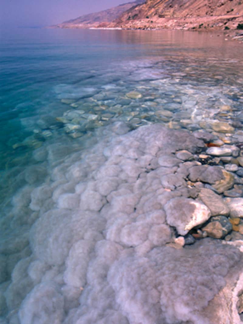 湖底に結晶する塩