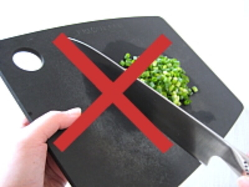 包丁でまな板を横滑りさせるのはNG！