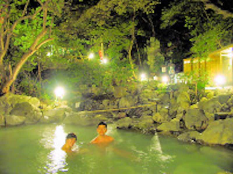 霧島いわさきホテル 夜の緑渓湯苑