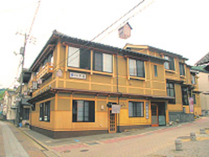 足元湧出温泉宿の外観