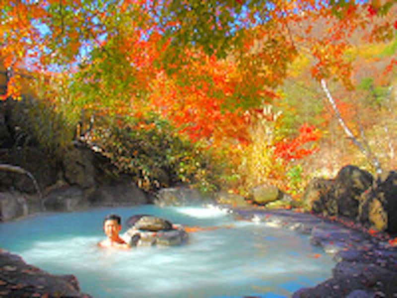 紅葉の露天風呂 七味温泉山王荘
