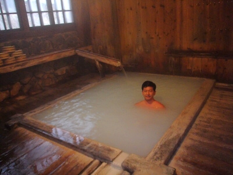 鶴の湯温泉の男性内湯は三か所。最も規模が大きく風情も良いのが白湯。三か所の他、さらに宿泊者専用でシャワー完備の小内湯も二か所ある。