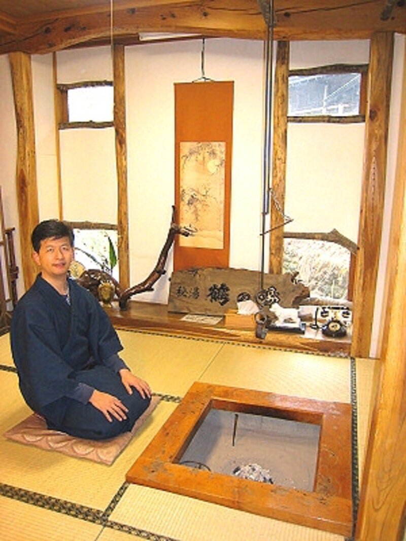 鶴の湯の丹前は紺色で地味な印象だが、着心地が抜群で姿勢が良くなった気がする程。なお、いろり無しの部屋の場合、写真の宴会場のいろりでの記念撮影がお勧め。