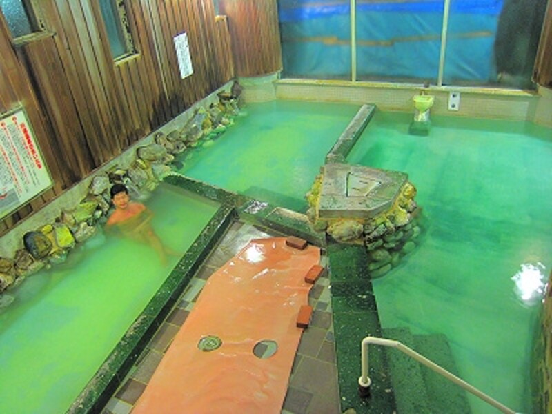 夜の大浴場。本当に素晴らしい湯は、昼も夜も、常に素晴らしい。これぞ本物の温泉。