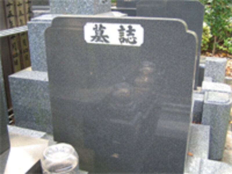 お墓には戒名を刻みます。生前に授かった場合は、墓石の戒名が朱色になります