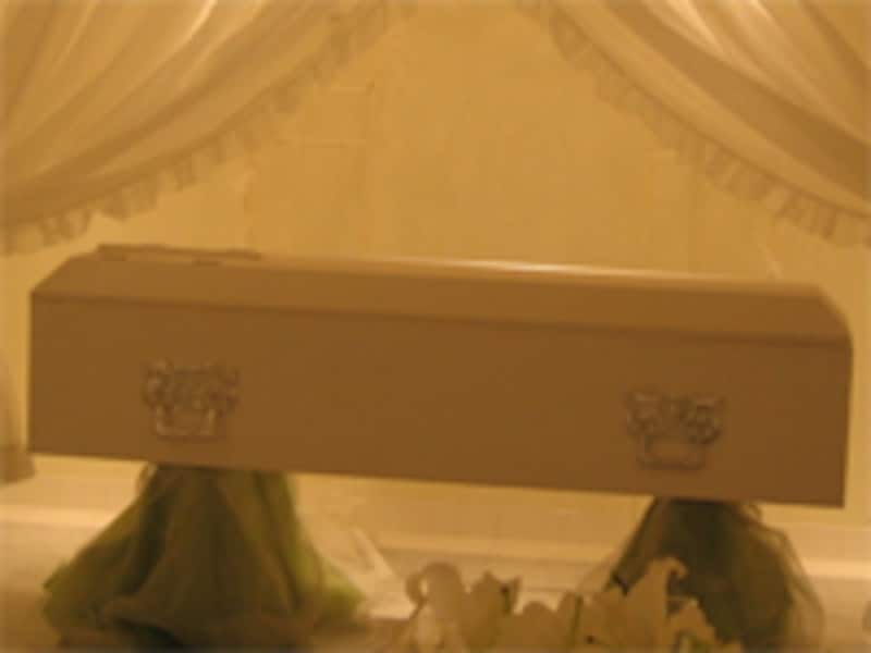 大手葬儀社はスタッフ育成にも力を入れています。小規模葬儀社は１件１件丁寧な葬儀を行っています