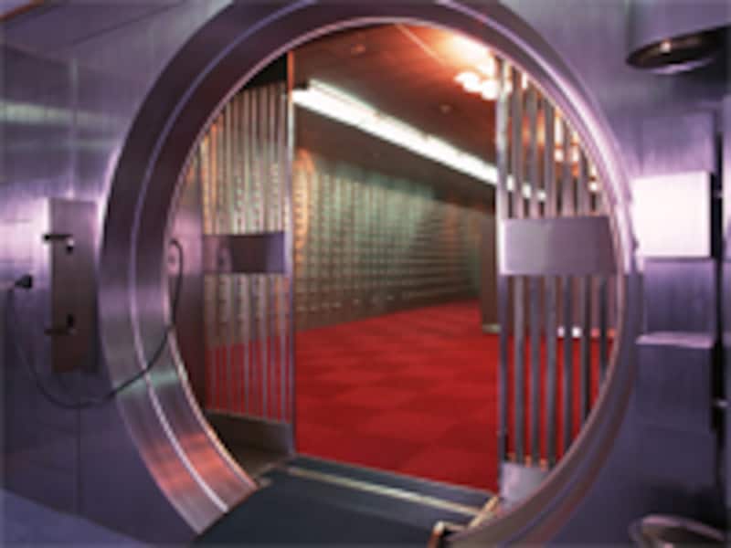 貸金庫も相続人全員の合意がなければ開けることができませんので、預金の引き出しと同様の手続きが必要です。貸金庫の場合は中身がわからないので、開ける場合は複数名で行きます