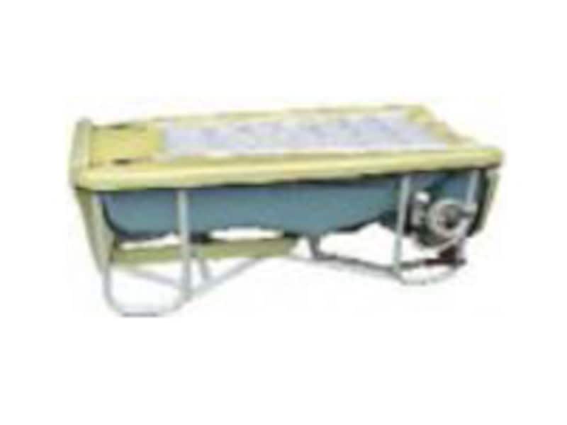 介護用に開発された浴槽を使用します。排水などは車両へ流します