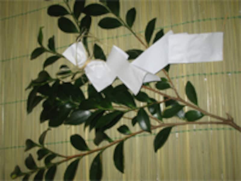 お参り方法は、仏式の焼香に代わって「玉串奉奠」が行われます