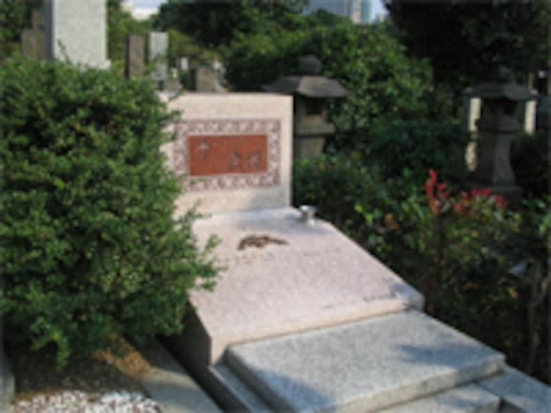 植え込みのお手入れはしていますか?隣りの区画まで散乱した落ち葉や張り出した根っこはトラブルの元になります