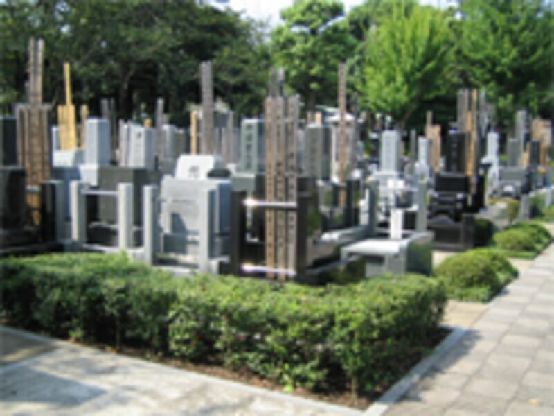 場所や区画の大きさ、墓石の種類によって異なりますが、墓地と購入して墓石を建てると200～300万円は普通にかかってしまいます。