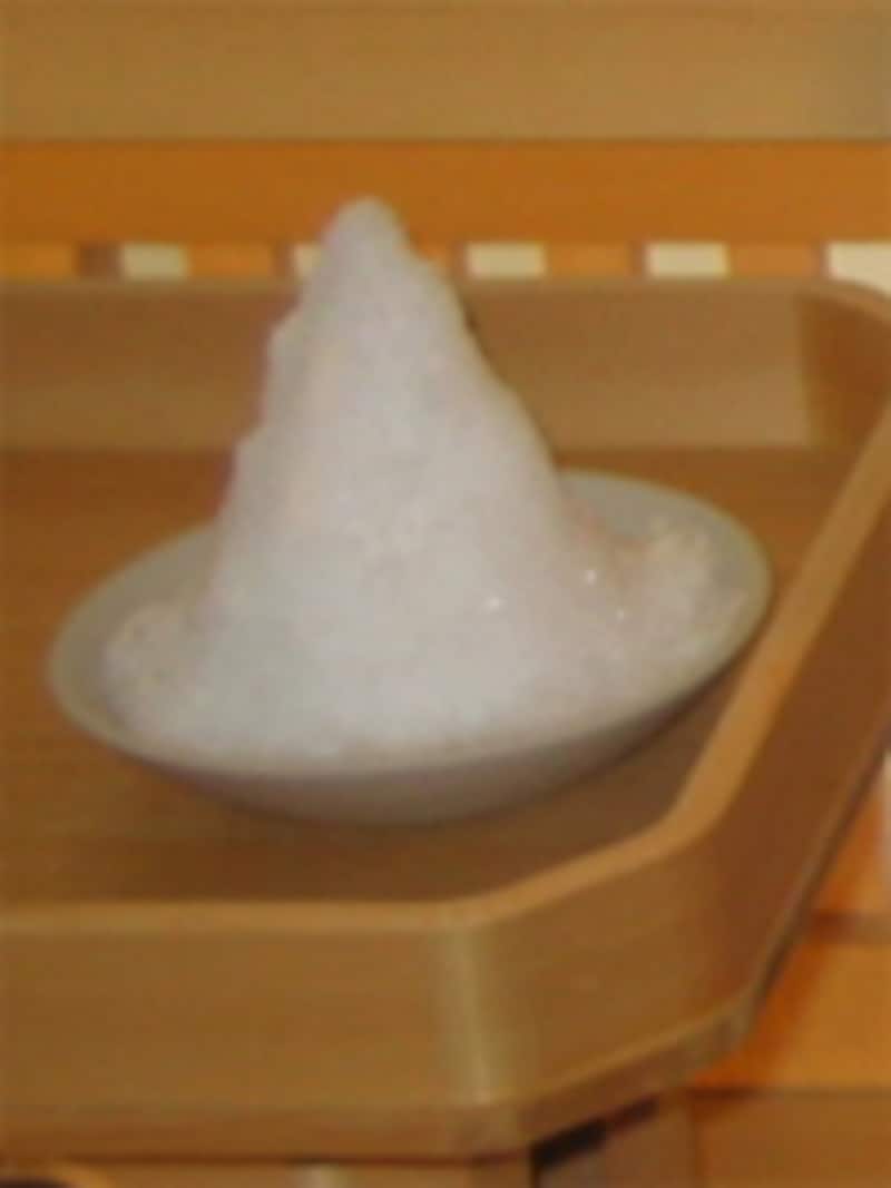 神道葬儀では必ず祭壇に塩をお供えします