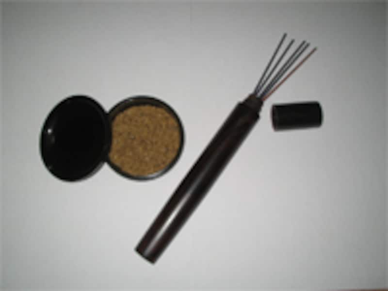 線香筒と抹香入れ