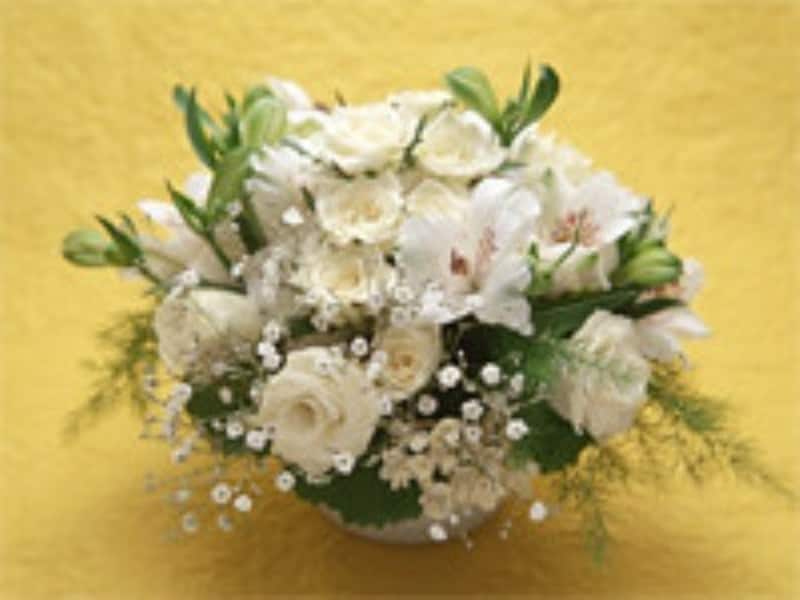 最近は洋花の供花も増えてきました。祭壇の統一感を出すためにも、施行する葬儀社を通じて注文したほうが無難です。