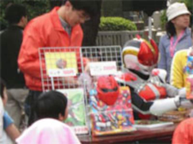 子供向け遊具や戦闘モノのショーなど、デパートの屋上を思わせる子供向けイベントを開催しているところもあります。