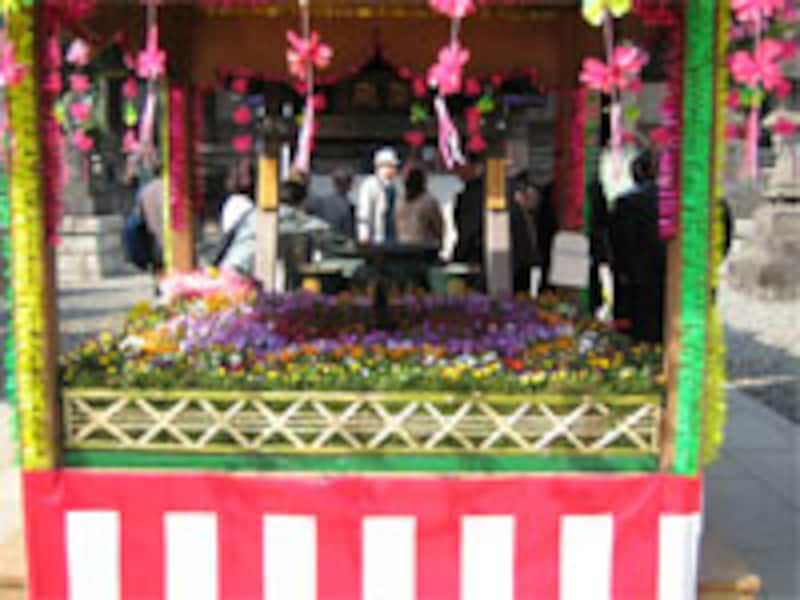 たくさんの花で飾られた小さなお堂「花御堂(はなみどう)」。はなまつりのときだけ飾られます。