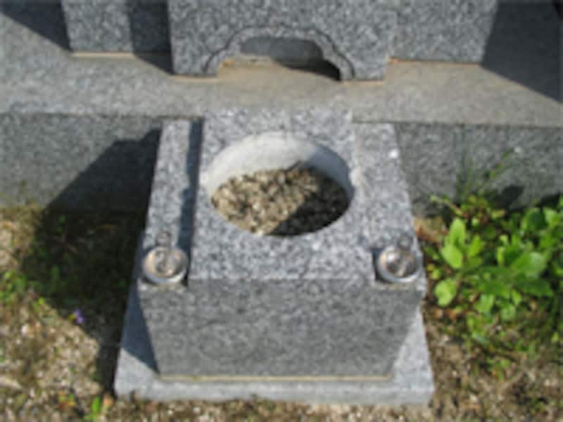 建墓にはお金がかかります。少しずつできるところから建てるのもひとつの方法です。石材店に相談してみましょう。