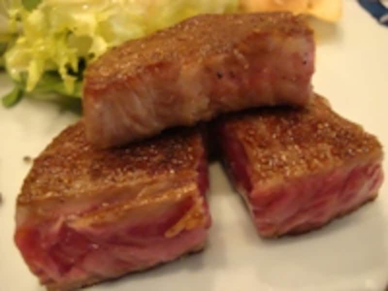 小さめのステーキでも100gくらい。肉はどうしても食べすぎてしまうのが難題！